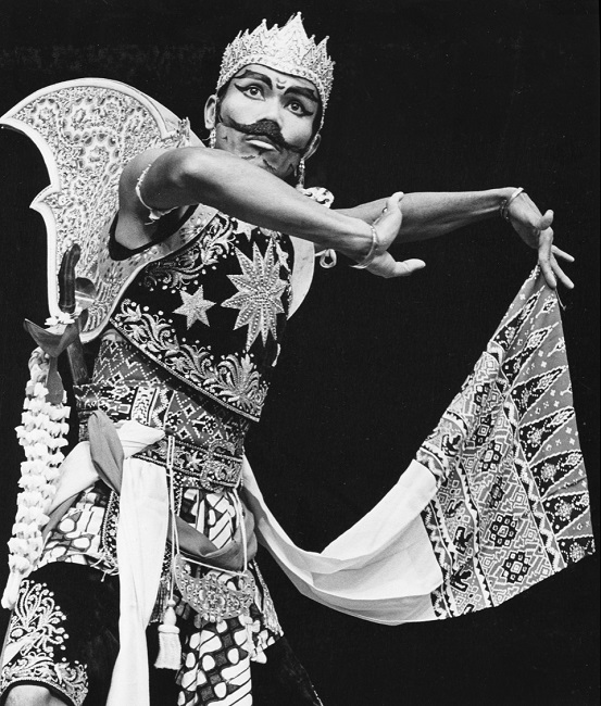 Poedijono performing Javanese dance at Monash University in the 1970s / Monash University Archives