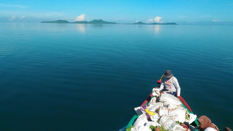 Javanese-born transmigration farmers cross from Ranai Island to Sedanau Island to sell vegetables on a daily basis / Narotma, 2017