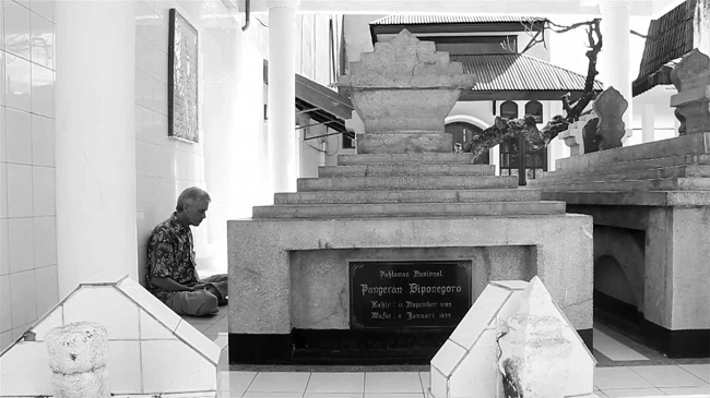 Peter Carey making a pilgrimage to the gravesite of Pangeran Diponegoro, Makassar, South Sulawesi in June 2014 / Subi, 2014 with permission